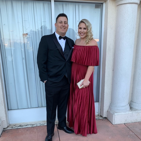 Dresses & Skirts - Off shoulder dress